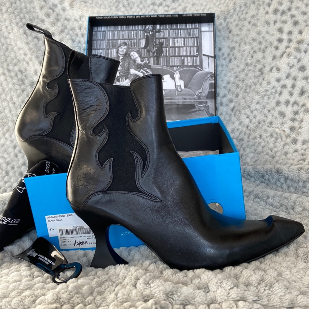 Fluevog Esoteric Temptations Aspasia Flamed Chelsea Boots. Size 8.5